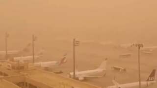 Lucht boven Canarische eilanden kleurt oranje door zandstorm