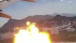 Vuur schiet uit motor van vliegtuig boven Rio de Janeiro