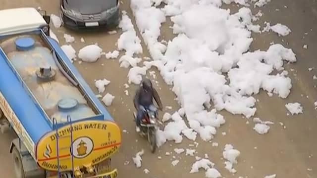 Giftig schuim uit vervuilde meren bedekt straten India