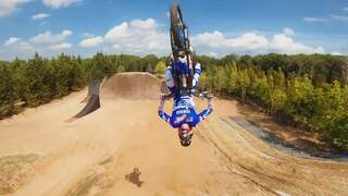 Drone filmt stuntende motorcrosser op spectaculaire wijze