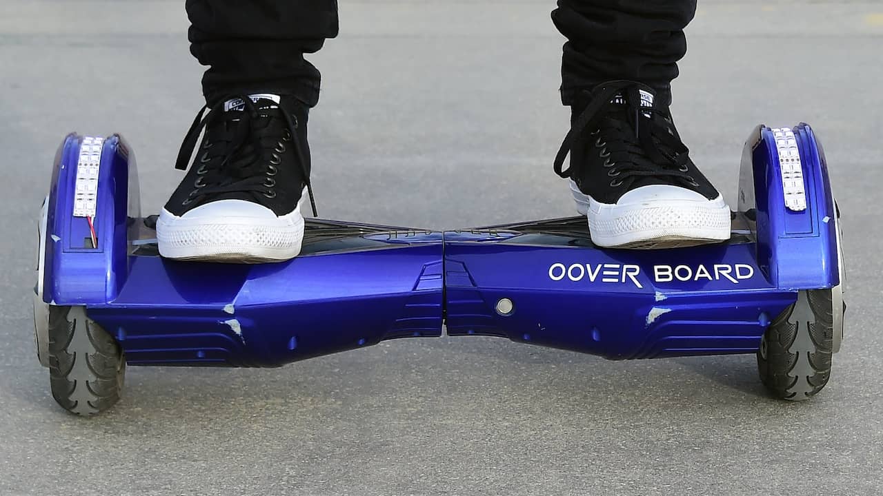 Katholieke priester rijdt zingend op hoverboard