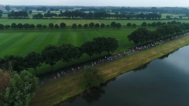 Drone filmt vierdaagselopers op dag 3 in Mook