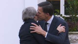 Rutte zoent May bij aankomst in Den Haag