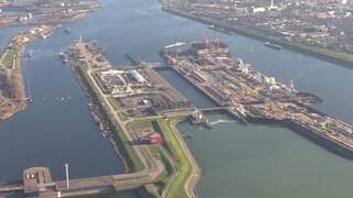 Luchtbeelden tonen bouw grootste zeesluis ter wereld bij IJmuiden