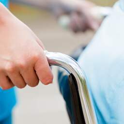 Nieuwe prothese helpt verlamde patiënt hand en arm weer gebruiken