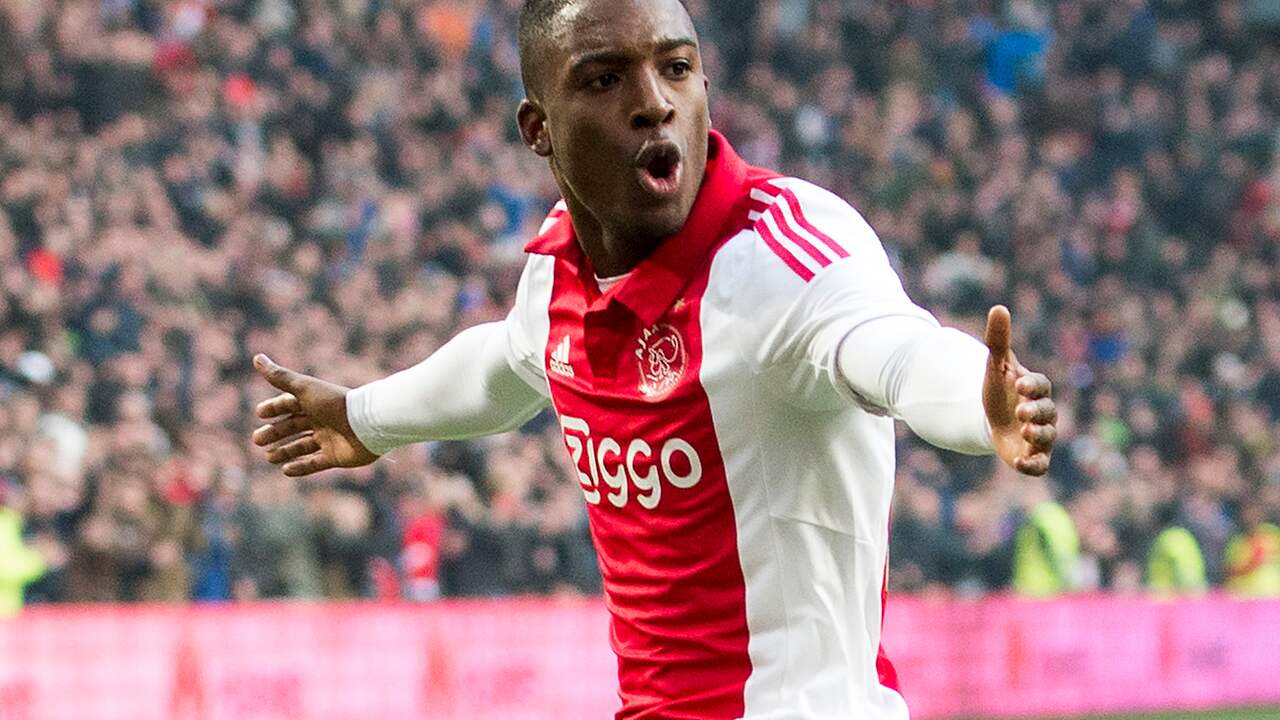 jeugdige-ajacied-bazoer-krijgt-complimenten-van-trainer-en-teamgenoten.jpg