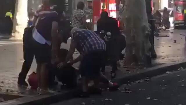 Omstanders helpen slachtoffers Ramblas na aanslag bestelbus