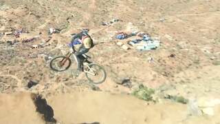 Mountainbiker fietst stuntend langs ravijnen in woestijn Utah