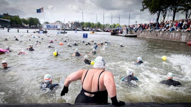 Twintig Gevallen Van Onderkoeling Tijdens Amsterdam City Swim Nu Het Laatste Nieuws Het