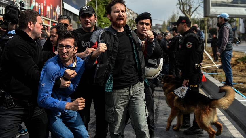 Turkse Politie Arresteert Honderden Mensen Tijdens 1 Mei Protest