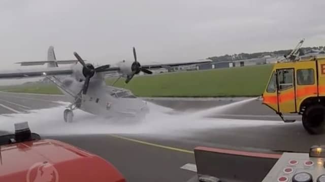 Noodlanding historisch vliegtuig Lelystad door ogen brandweer