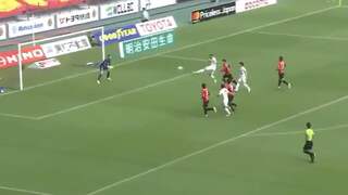 Podolski scoort in Japan met volley na fraaie voorzet Iniesta