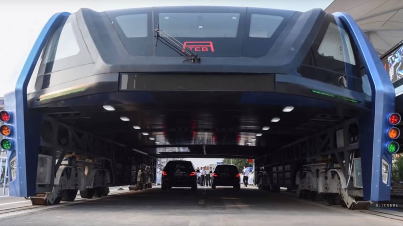 Deze Chinese tram rijdt over het verkeer heen