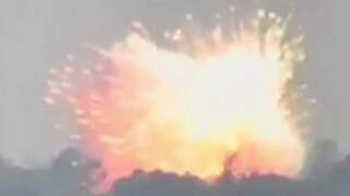 Grote vuurbal na explosie in vuurwerkfabriek Mexico