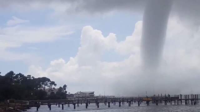 Waterhoos raast langs kust van Florida