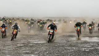 Drieduizend motorrijders racen tegelijk door modder in Zweden