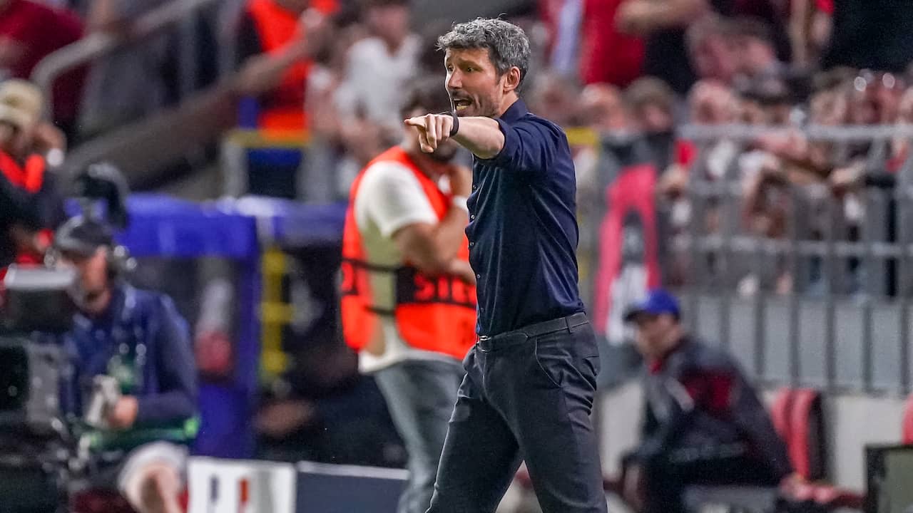 Van Bommel Boekt Opnieuw Succes Met Antwerp Na Drie Prijzen Ook Cl