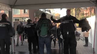 Beveiligers controleren toeschouwers intocht Sint