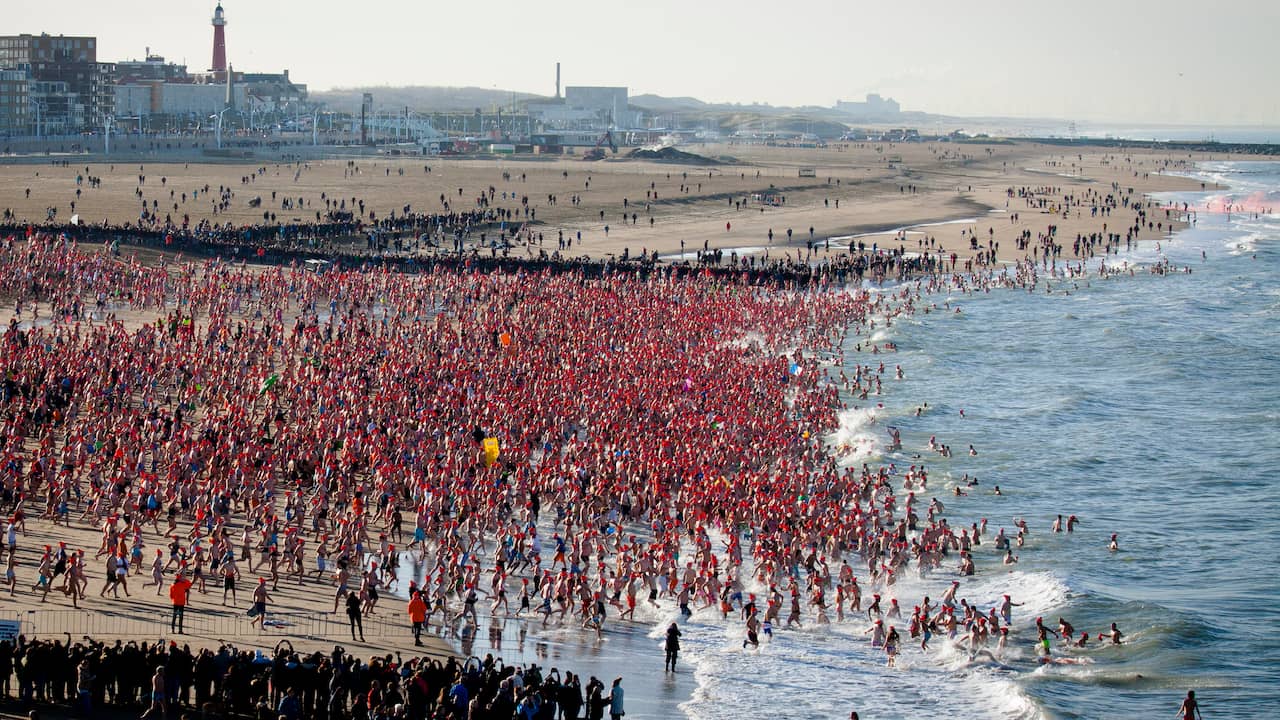 Nieuwjaarsduik in Scheveningen verloopt 'warm' NU Het laatste