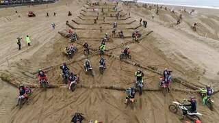 Duizenden motorrijders racen tegelijk over strand van Scheveningen