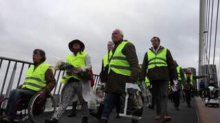 'Gele Hesjes' zingen lied 15 miljoen mensen op Erasmusbrug