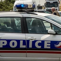 Man rijdt in op politiebusje Champs-Élysées in Parijs