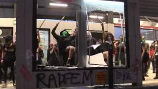 Vrouwen vernielen metrostation bij protest in Mexico-Stad