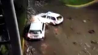 Water sleurt auto's mee bij hevige overstromingen in Peru