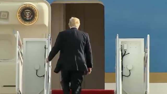 Trump stapt voor eerste keer in regeringsvliegtuig Air Force One