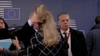 Juncker speelt met haren vrouwelijke collega