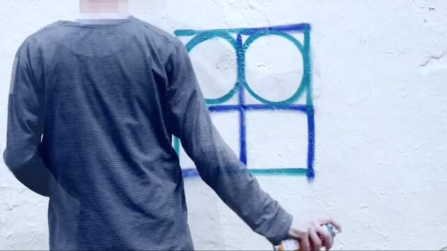 Graffiti artiesten in Berlijn maken kunst van hakenkruizen