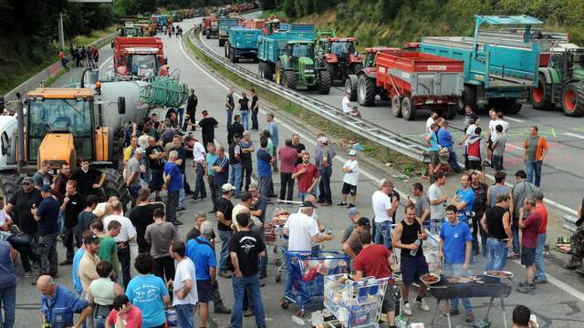boeren-blokkeren-snelweg-in-frankrijk.jpg