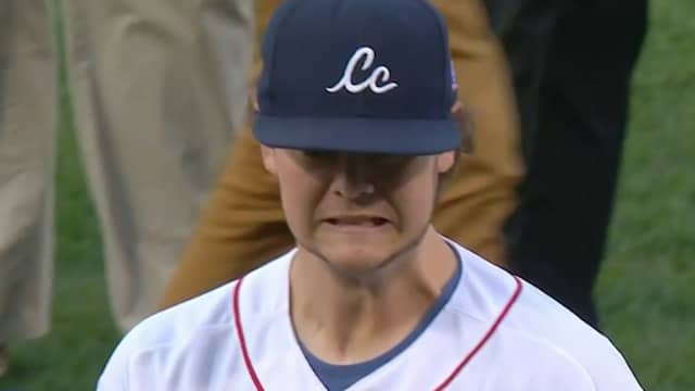 Kankeroverlever opent honkbalwedstrijd Boston Red Sox op bizarre wijze