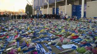 Familie omgekomen eigenaar Leicester City legt bloemen bij stadion