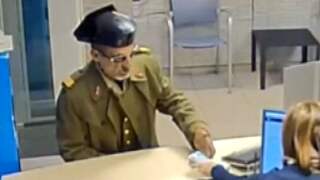 Man in politie-uniform berooft Spaanse bank