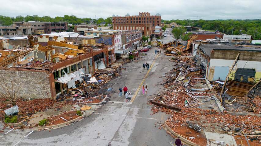 Meer Dan Honderd Tornado S Richten Ravage Aan In VS Zeker Vijf Doden