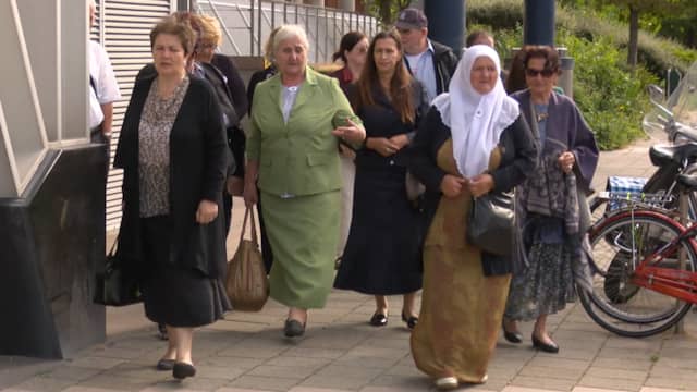 Moeders van Srebrenica wonen uitspraak gerechtshof Den Haag bij