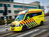 Ravage in Rijswijk: auto schiet ondersteboven door schutting en schuur