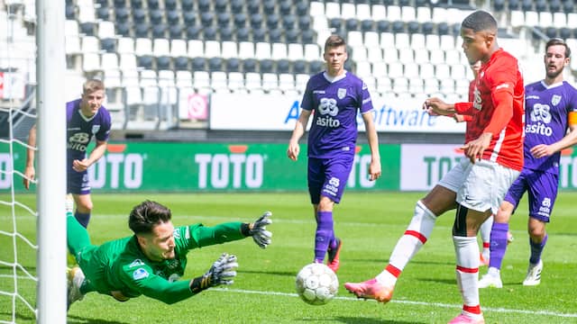 AZ-spits Myron Boadu opende de score in het thuisduel met Heracles Almelo.