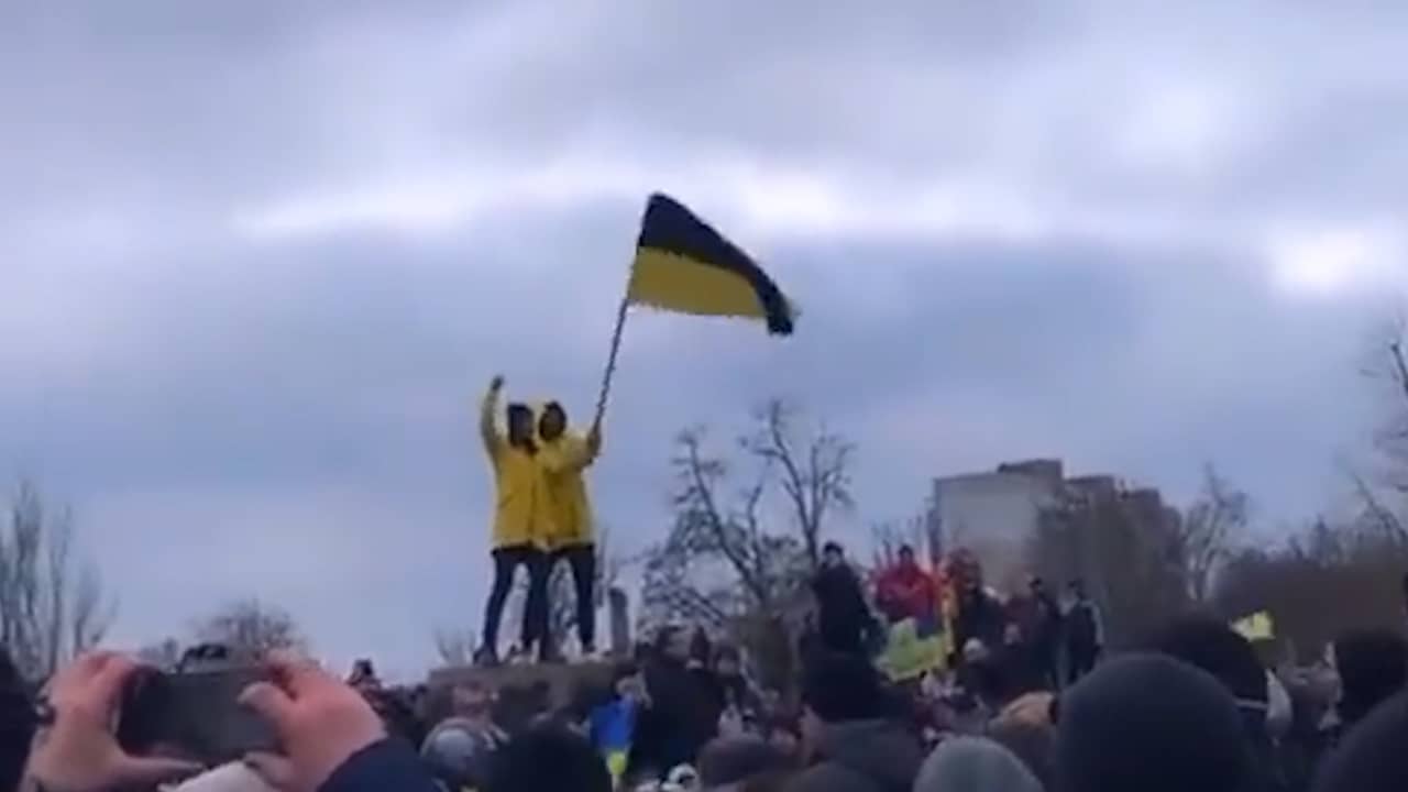 Beeld uit video: Oekraïners protesteren in Kherson tegen Russische bezetter