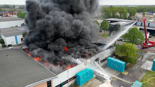 Drone filmt zeer grote brand op industrieterrein in Schoonebeek
