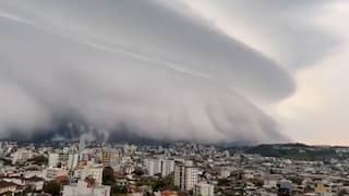 Indrukwekkende wolkenmuur rolt over Braziliaanse stad in timelapse