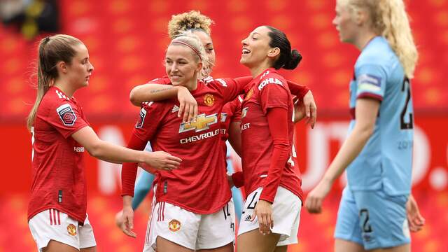 Jackie Groenen is het middelpunt van de feestvreugde in het stadion van Manchester United.