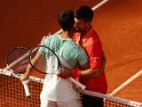 Djokovic profiteert in Roland Garros-kraker van kramp bij Alcaraz en is finalist