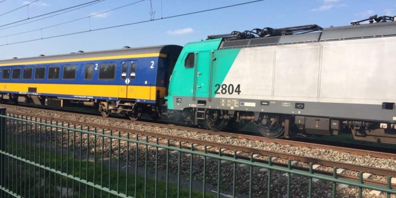 Rook uit defecte trein bij spoorwegovergang tussen Breda en Breda-Prinsenbeek