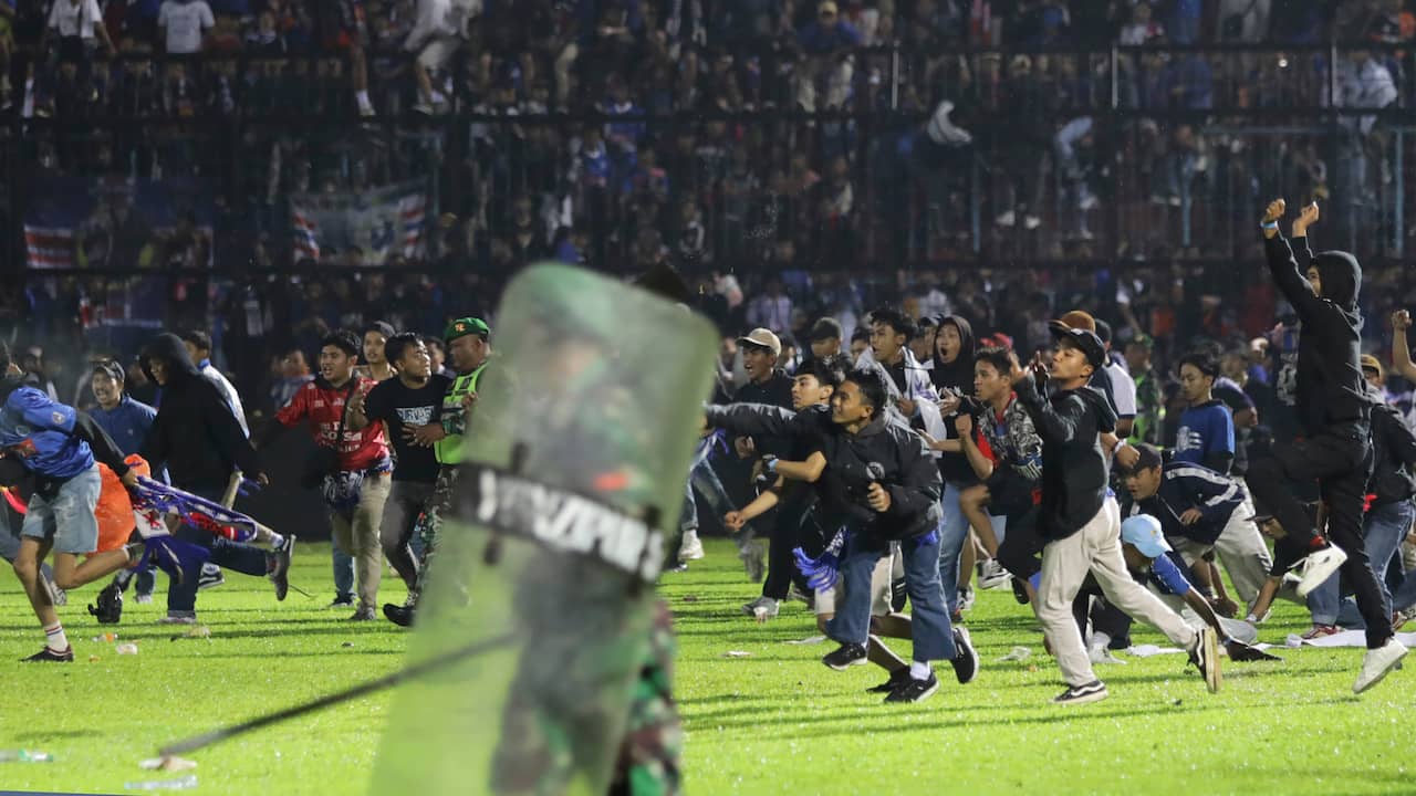 Setidaknya 174 penggemar sepak bola tewas dalam kerusuhan di sebuah stadion di Indonesia