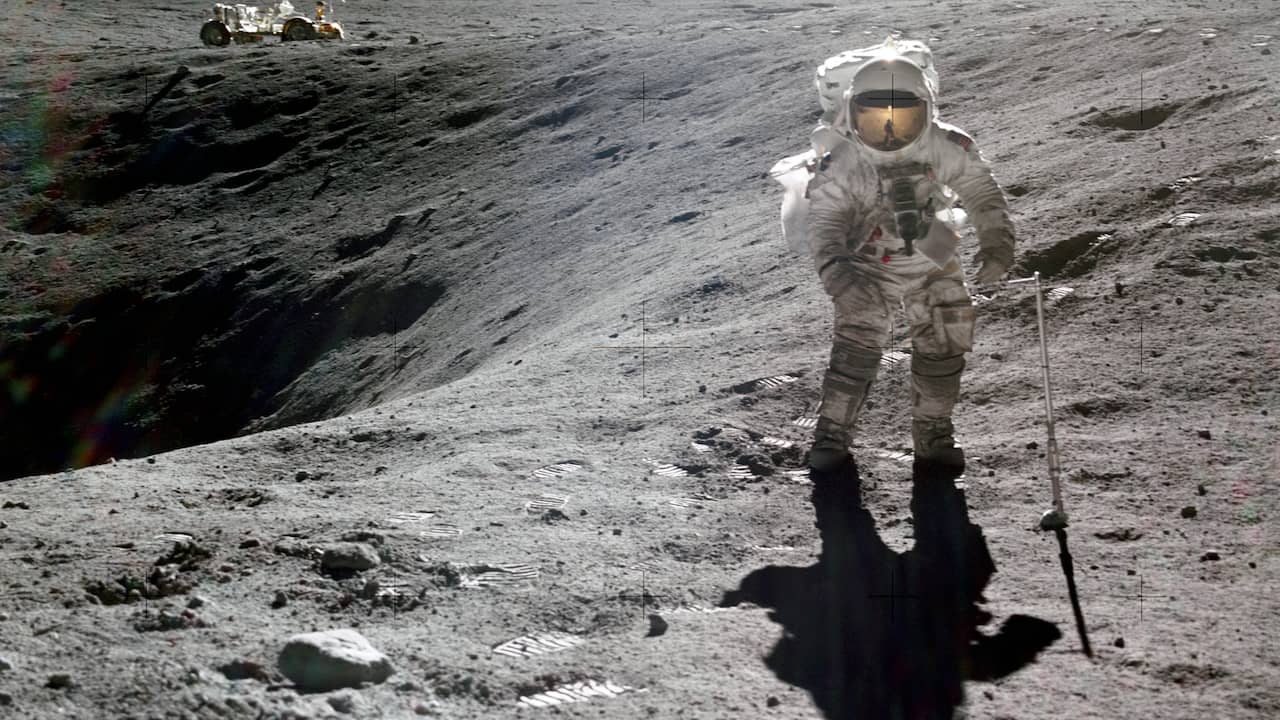 Astronot NASA pergi ke bulan dengan pakaian Prada  Ekonomi