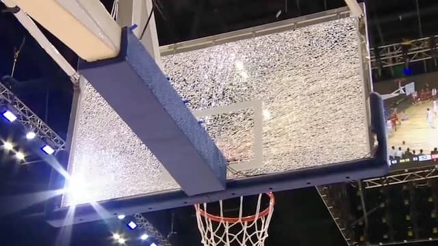 Speler Chiba Jets breekt glazen basketbalbord tijdens dunk