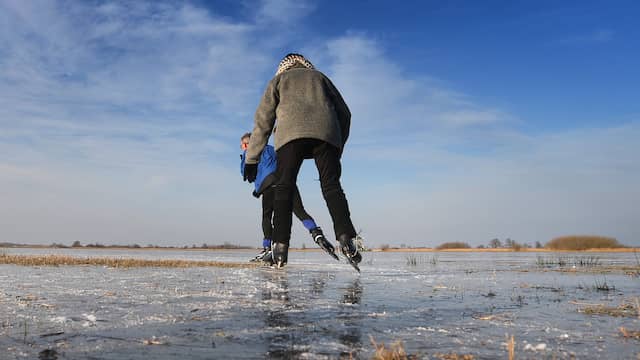 Schaatsers op onveilig natuurijs in Friesland | NU - Het laatste nieuws het eerst op NU.nl