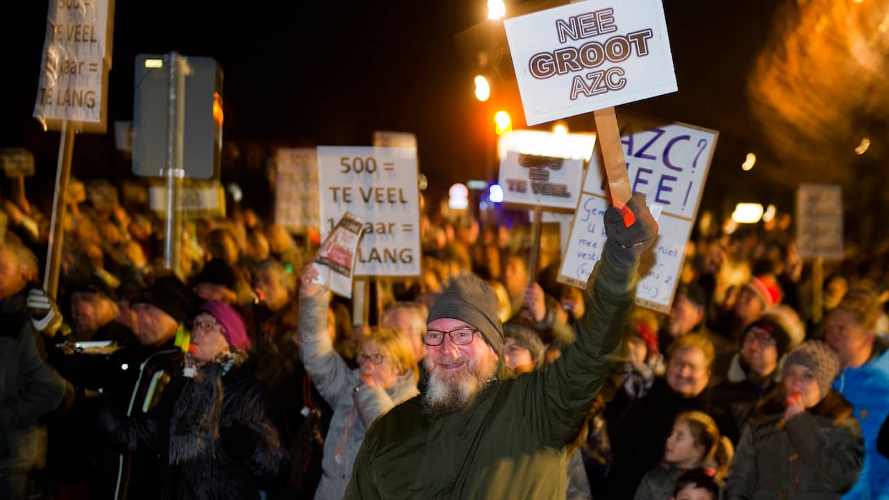 ME grijpt in bij betoging tegen azc in Heesch
